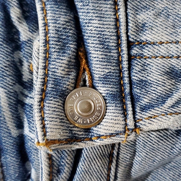 WE THE FREE DENIM JEAN SHORTS RAW HEM SIZE 24 BUTTONFLY FREE PEOPLE - Picture 2 of 7